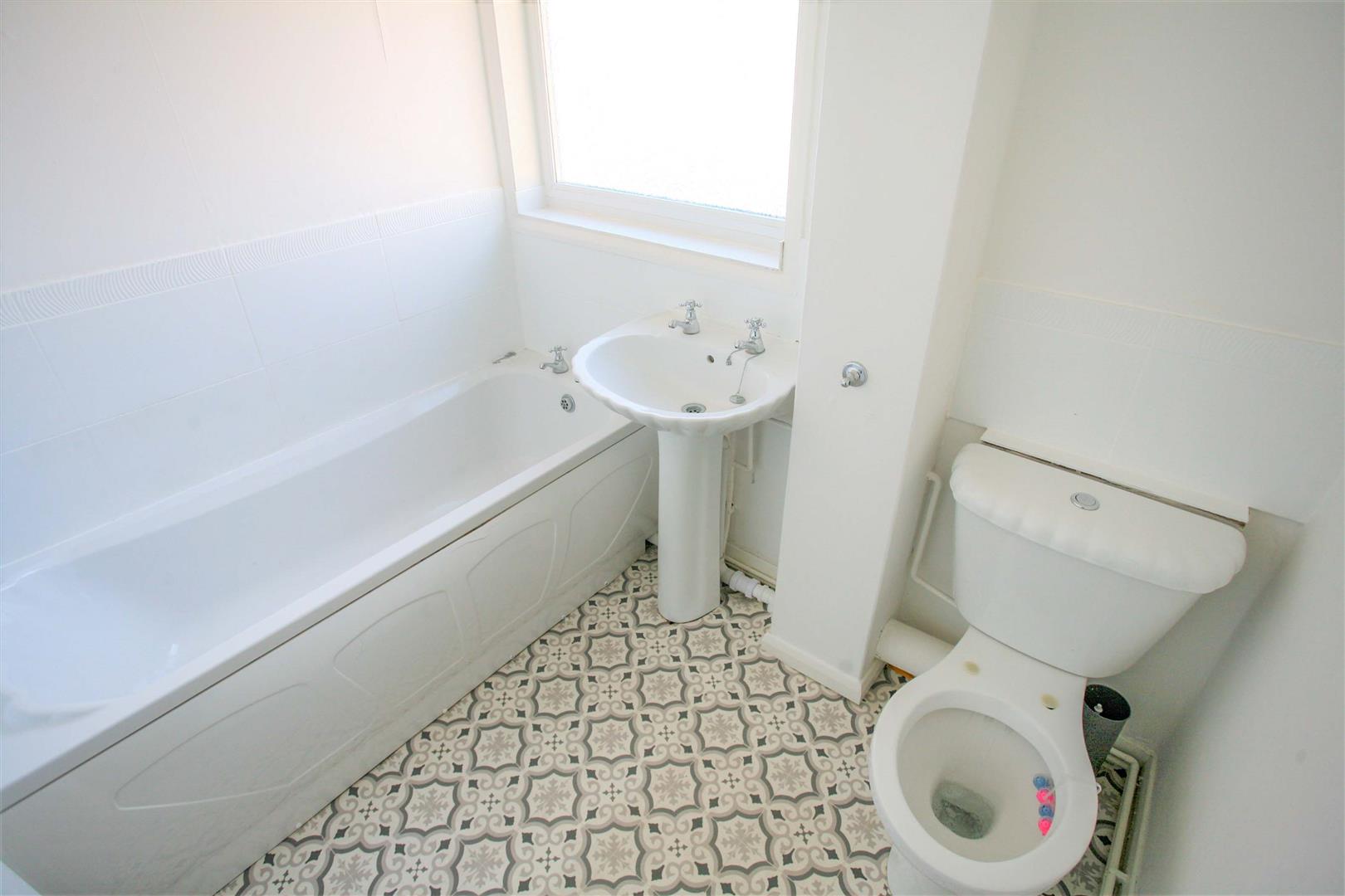 FIRST FLOOR BATHROOM